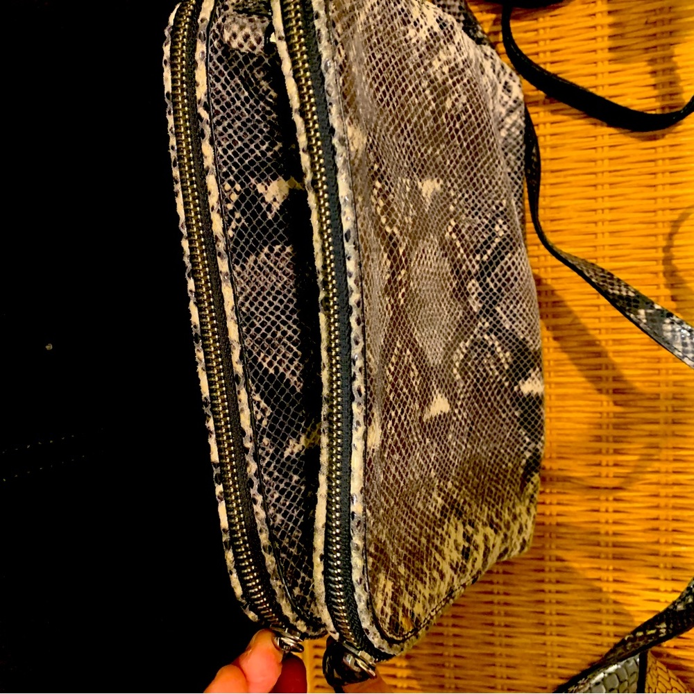 Snakeskin leather handbag.Dual compartments. Zipper closure with shoulderstrap